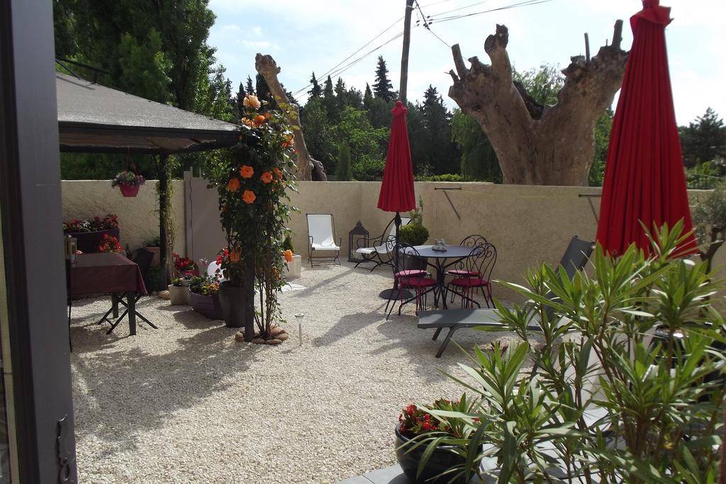 Mas De La Coucourde Bed & Breakfast Paluds de Noves Exterior photo